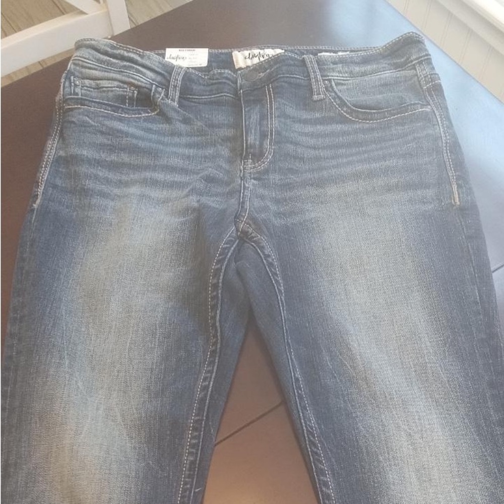 Buckle NWT Daytrip Jeans 28R Mila Straight Curvy Mid Rise Dark.